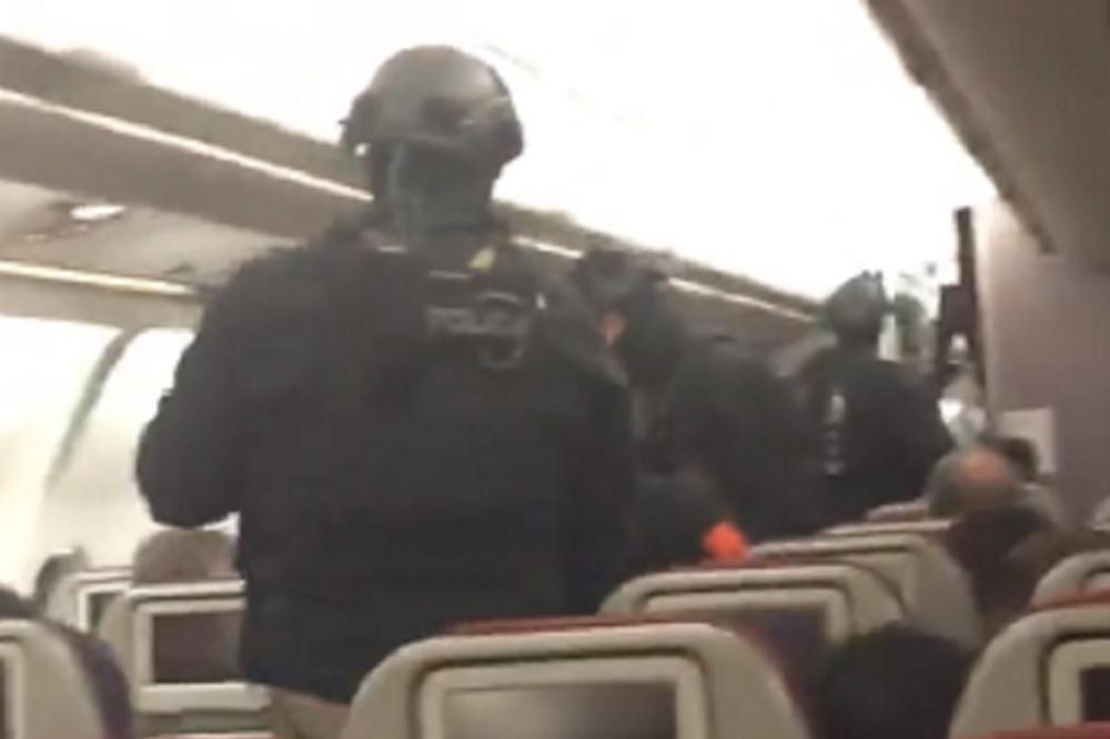 DRAMA NA LETU ZA MALEZIJU: Pretio bombom i pokušao da uđe kod pilota, putnici nasrnuli na njega! (FOTO) (VIDEO)