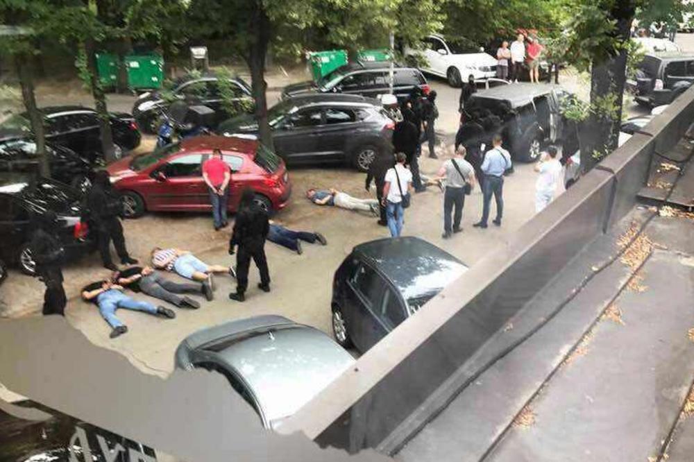 MUNJEVITA AKCIJA POLICIJE! Uhapšeno 12 osoba ispred kafane Durmitor, svi su vozili besne limuzine! (FOTO)(VIDEO)