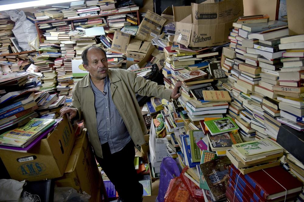 LEGENDA KOLUMBIJE: Đubretar skupljao knjige, pa otvorio biblioteku! (FOTO) (VIDEO)