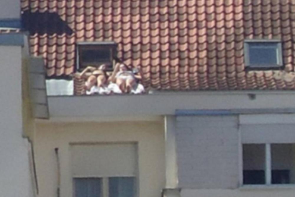 ZBOG NJIH DANAS LUDE NOVOSAĐANI: Zgodne devojke se sunčaju na krovu, KOMŠIJE U ČUDU! (FOTO)