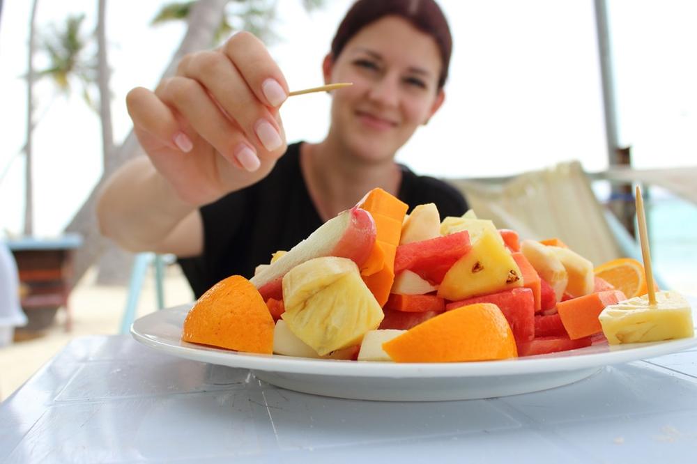 Usta mogu da vas svrbe od voća i povrća, a šta je uzrok? (FOTO)
