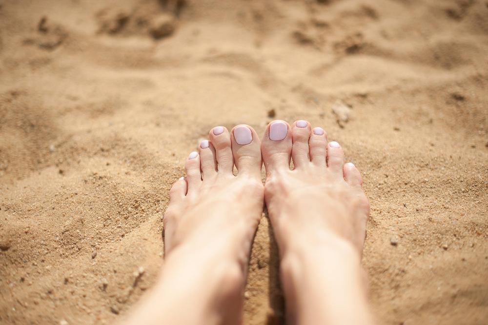 OVO JE GLAVNI KRIVAC: Rešite se zauvek oteklih nogu tokom leta! (FOTO) (GIF)