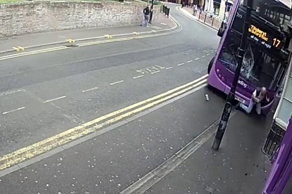 Autobus ga razvalio, a on mrtav hladan ustao i otišao do paba (VIDEO)