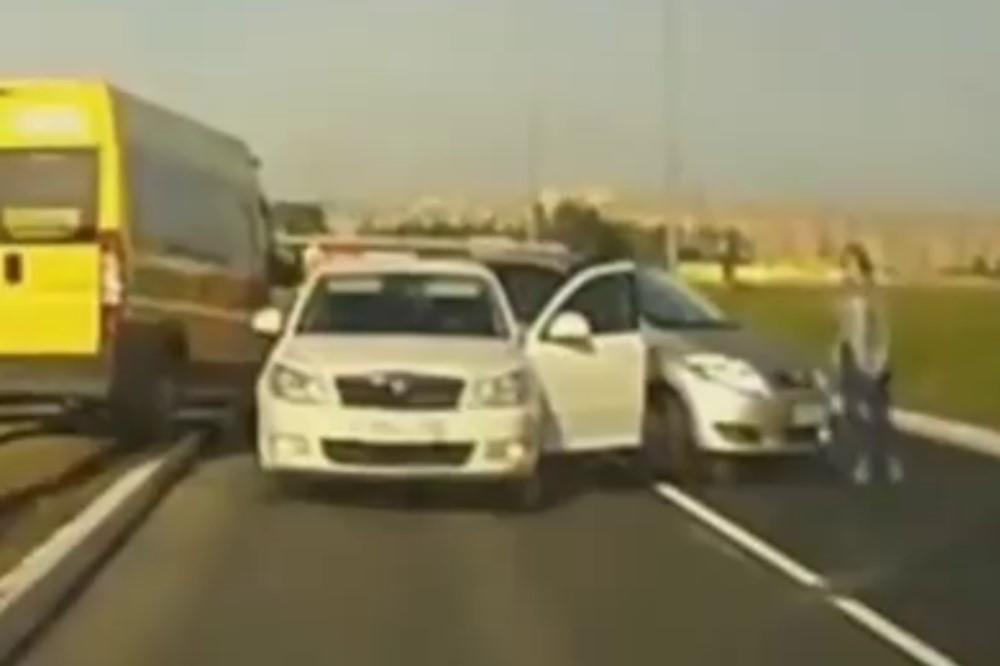 Situacija obična, a nijedno vozilo na snimku nije prošlo bez čukanja (VIDEO)