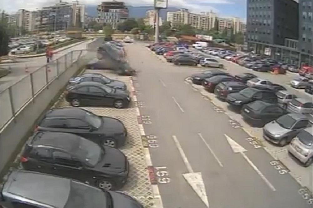 Doleteo na parking, ali bukvalno! Najbizarnija nesreća snimljena u Bugarskoj (VIDEO)