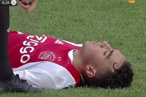 HOROR NA PRIJATELJSKOJ UTAKMICI! Mladi fudbaler Ajaksa pao kao pokošen, doktori mu se bore za život! (VIDEO)