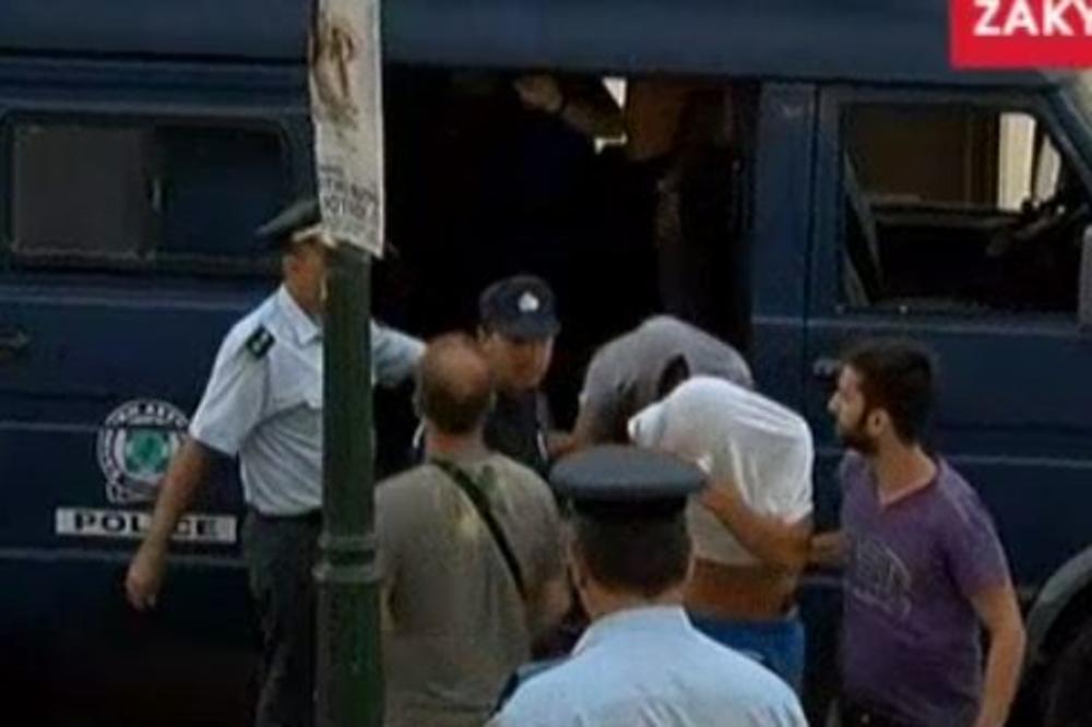 MAJICE PREKO GLAVA, LISICE NA RUKAMA: Pogledajte kako grčka policija privodi SRBE osumnjičene za ubistvo Amerikanca! (VIDEO)