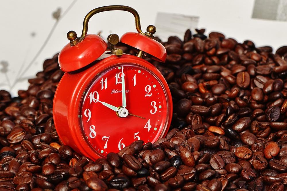 Ako želiš da se naspavaš k'o čovek, nemoj da piješ kafu u ovo doba! (FOTO) (GIF)