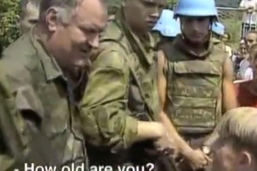 MLADIĆ MI JE DAO ČOKOLADU, PA MI JE UBIO OCA: Ispovest dečaka sa čuvenog snimka iz Srebrenice (VIDEO)