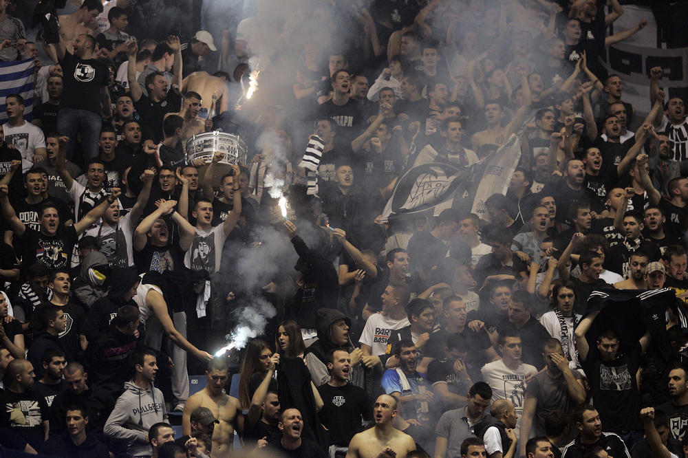BRUTALNO! UEFA će drakonski kazniti Partizan zbog ispada Grobara na meču sa Olimpijakosom! (FOTO)