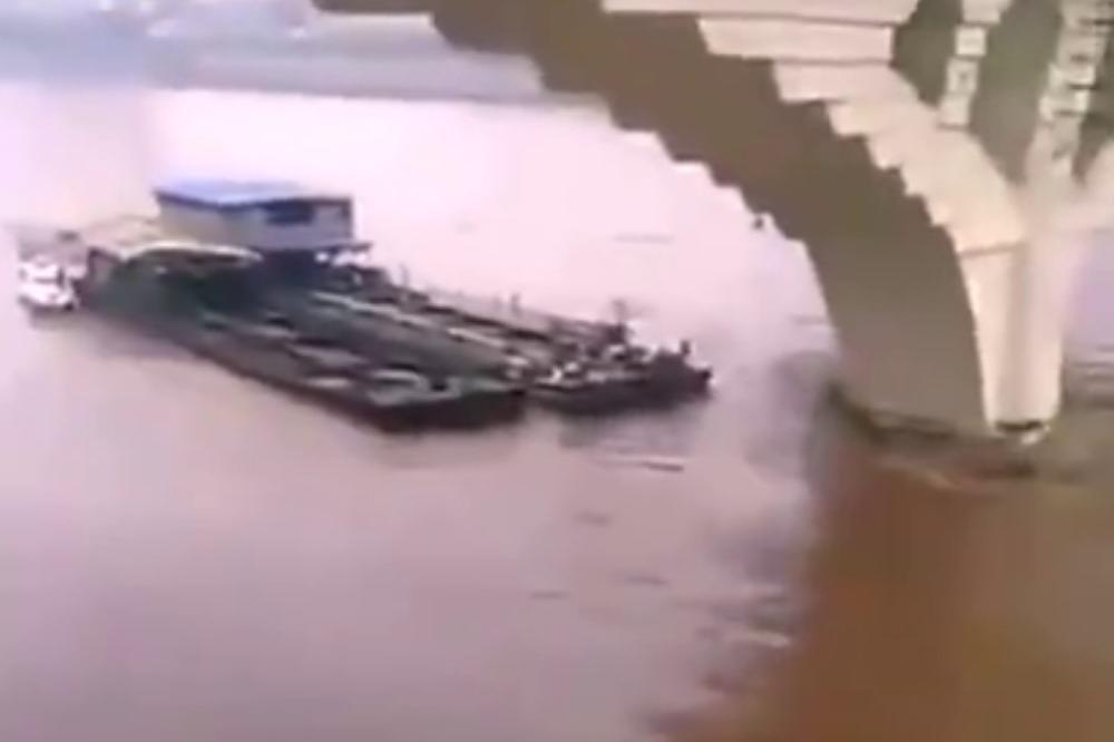 Pravo u betonski stub! Bujica nanela brod na most! (VIDEO)