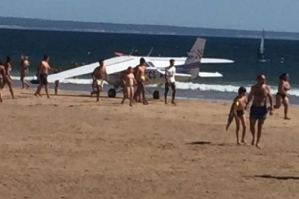 STRAVIČNA TRADEDIJA TRESE SVET! Avion pokosio punu plažu, dvoje mrtvih! (VIDEO)