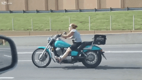 Čime se ova nadrogirala?! Đuska, češe se i pentra na motociklu u punoj brzini! (VIDEO)