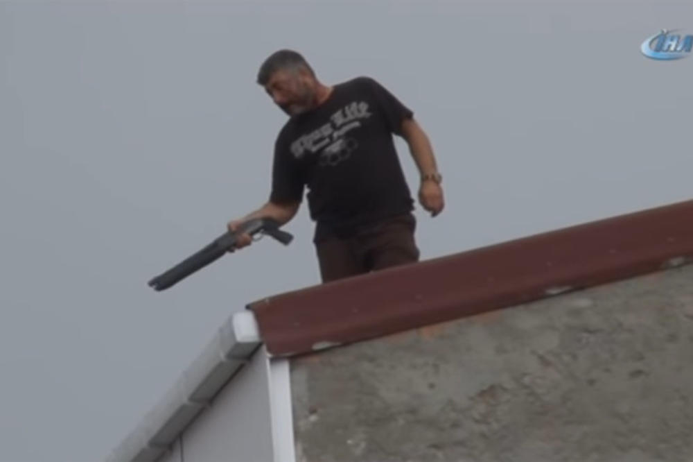 TEROR U ISTANBULU: Čovek stoji na vrhu zgrade i puca na ljude! (VIDEO)