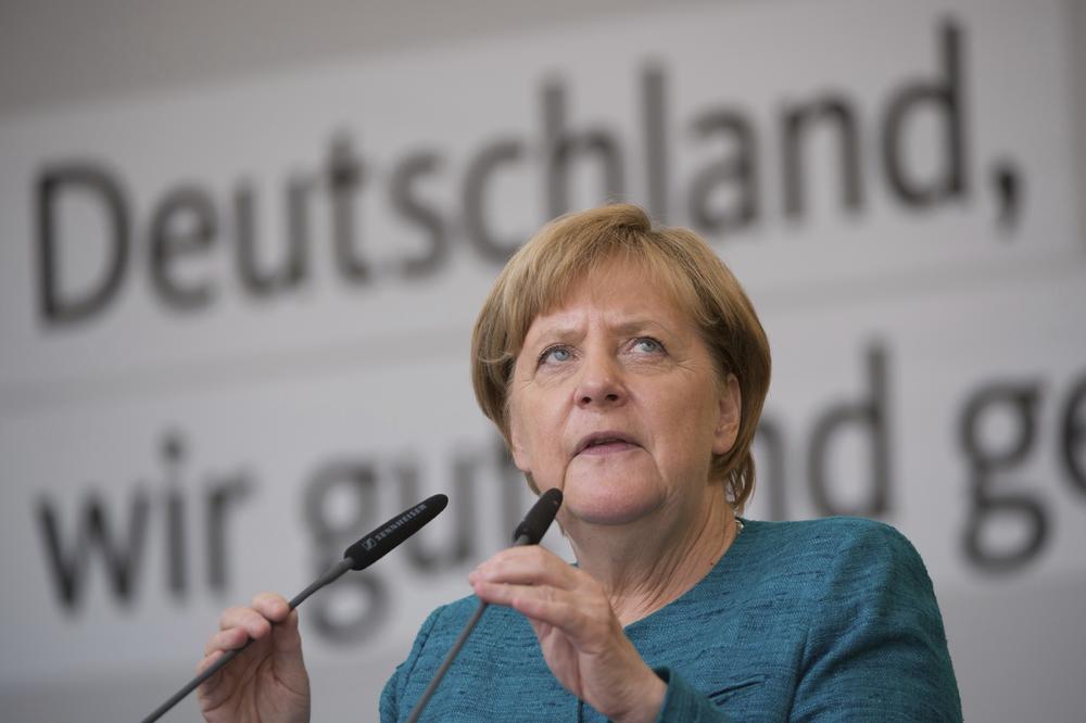 KANCELARKI TERORISTI POSLALI PRAH I ŽILETE: Angela Merkel dobila preteće pismo na arapskom
