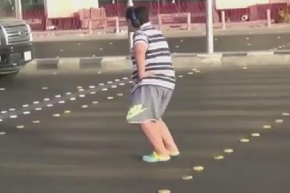 PRESEO MU ČUVENI HIT: Dečak iz Saudijske Arabije UHAPŠEN jer je na ulici igrao "makarenu"! (VIDEO)