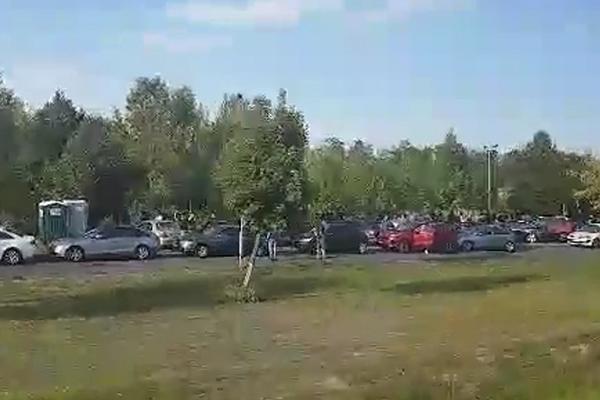 Kao da su divlje zveri! Ovo je snimak Grobara koje je zarobila mađarska policija! (VIDEO)