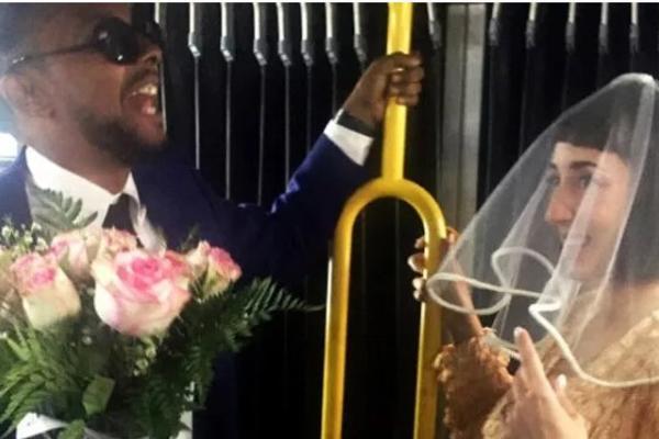 TU JE PRVI PUT UGLEDAO, I TU SU KRUNISALI SVOJU LJUBAV! Upoznali su se u gradskom busu, a posle 13 godina u njemu su i venčali! (VIDEO)