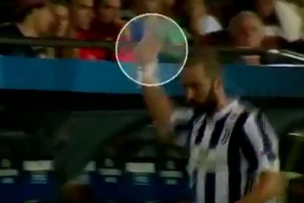 Iguain nije mogao da podnese poniženje i pokazao je srednji prst navijačima! UEFA ga je samo čekala! (VIDEO)