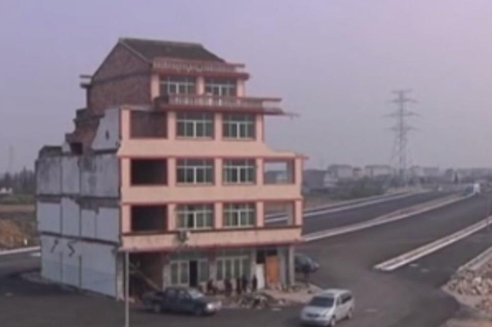 DOBILI SU PONUDU KOJU NISU MOGLI DA ODBIJU: Srušena kuća koja je blokirala saobraćaj 14 godina! (VIDEO)