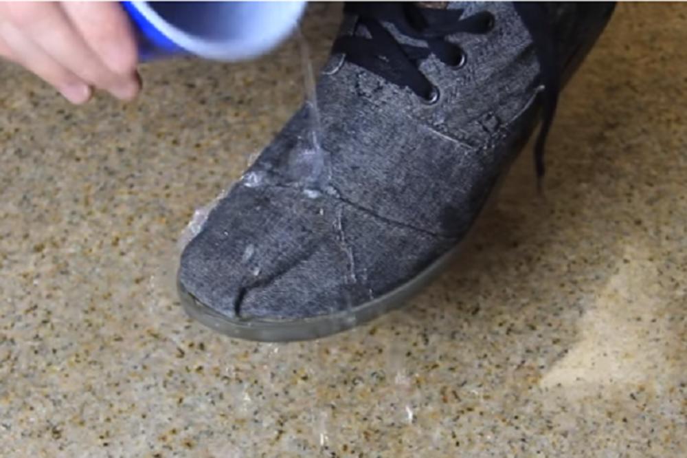 OTKRIĆE GODINE, I TO BAŠ NA VREME PRED JESEN! Cipele i torbu učinite vodootpornim vrlo lako! (VIDEO)