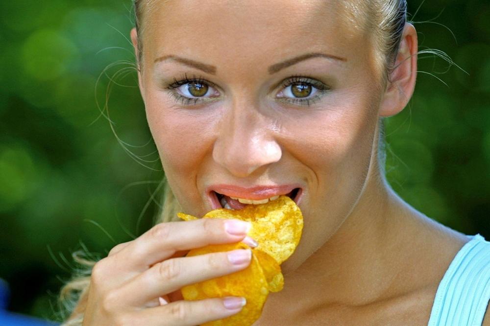 Zbog čega ne možeš da prestaneš da jedeš čips? (FOTO) (GIF)