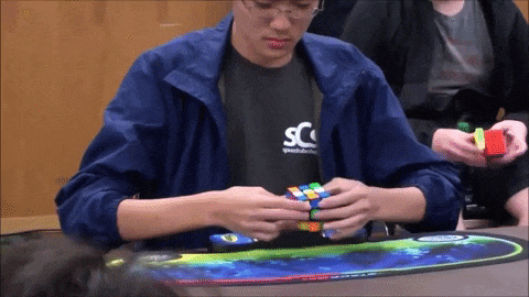 PAO REKORD! Momak sklapa Rubikovu kocku za 4,59 sekundi! (VIDEO)