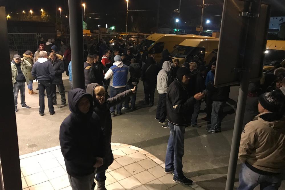 OVO NIKO OD MEDIJA U SRBIJI NEĆE DA OBJAVI! Radnici Pošte svake noći štrajkuju na otvorenom, OVO TRAŽE OD DRŽAVE! (FOTO)