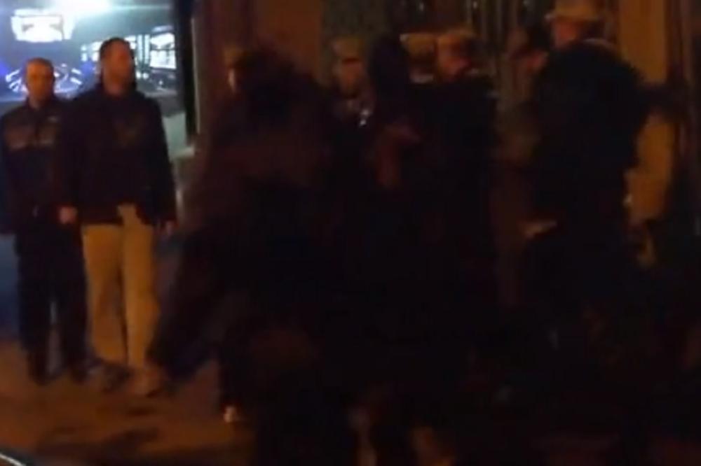 Policajac zalepio ŠAMARČINU GROBARU! Užasne, užasne scene u Humskoj! (VIDEO)