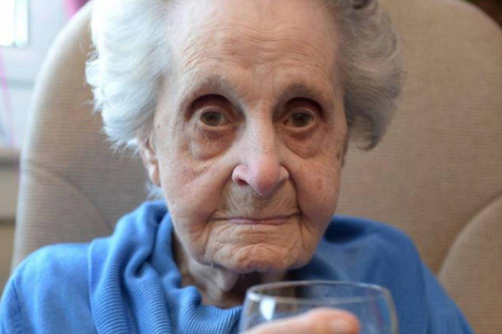 Ima 102 godine, dnevno puši 20 cigareta i pije vino! Evo koja je tajna njenog dobrog zdravlja!