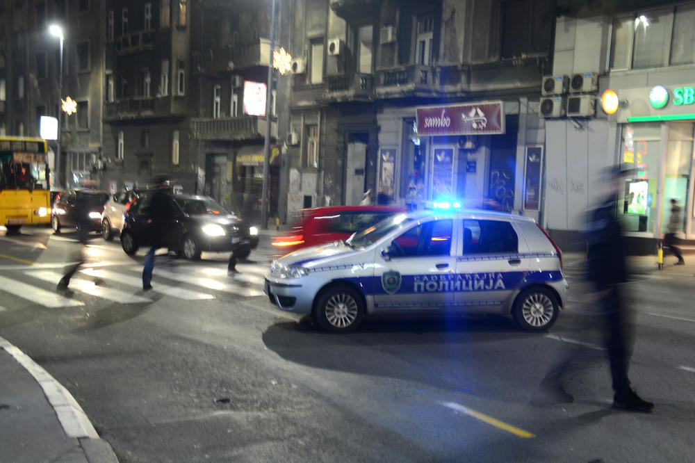 MALOLETNIK UGRIZAO POLICAJCA ZA RUKU! Šokantan incident ispred OŠ "Laza Kostić" na Novom Beogradu!