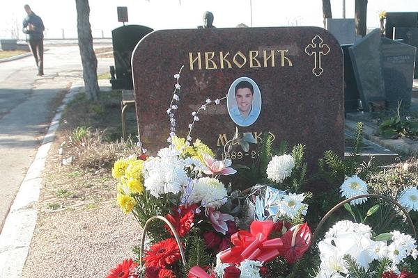 Delegacija KK Crvena zvezda obišla grob Marka Ivkovića! Na Marakani položen venac na godišnjicu ubistva Delije! (FOTO)