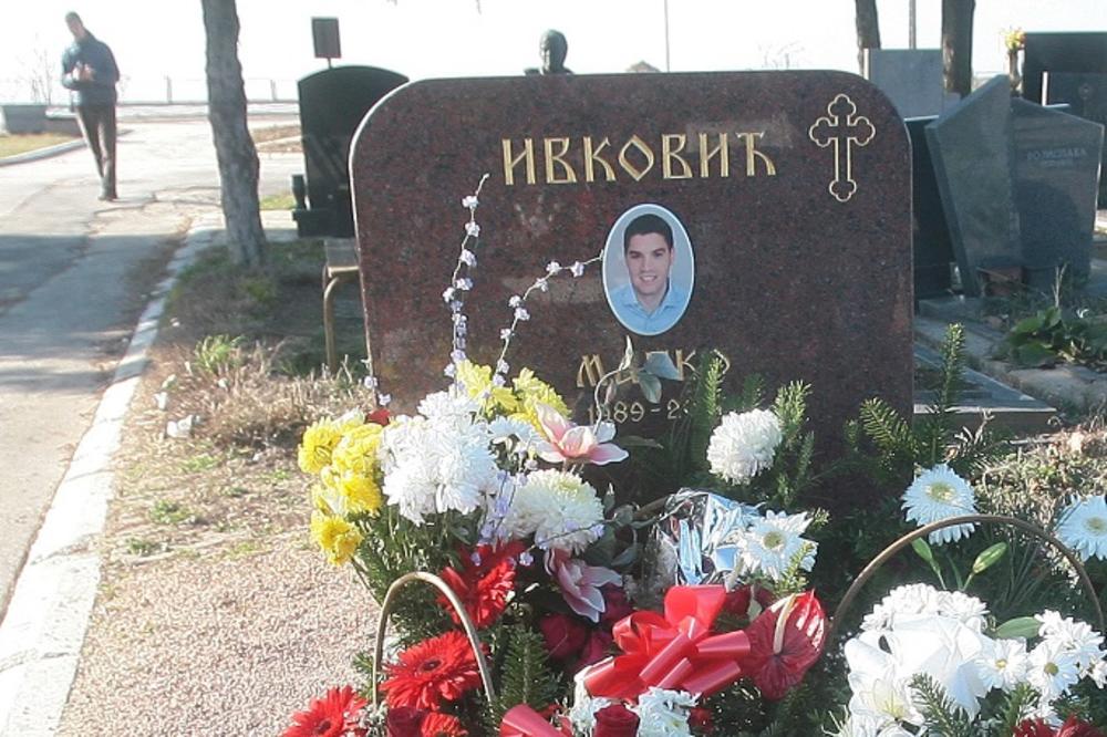 Delegacija KK Crvena zvezda obišla grob Marka Ivkovića! Na Marakani položen venac na godišnjicu ubistva Delije! (FOTO)