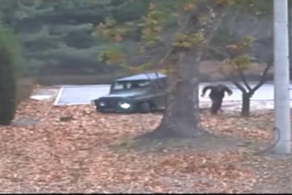 PROCUREO NEVEROVATAN SNIMAK FILMSKE POTERE: Vojnik Severne Koreje beži, dok u njega pucaju saborci! (VIDEO)