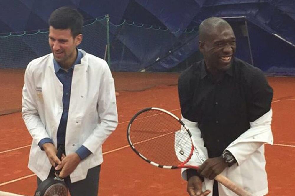 Novak na slavi naterao legendu svetskog fudbala da obuče kuvarsko odelo, pa sa tiganjem igrao tenis protiv njega! (FOTO)