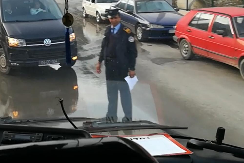 ŠIPTARSKI ILI SRPSKI? Kosovski policajac je ušao u autobus pun Srba, a svojom reakcijom me je POTPUNO RAZORUŽAO! (VIDEO)