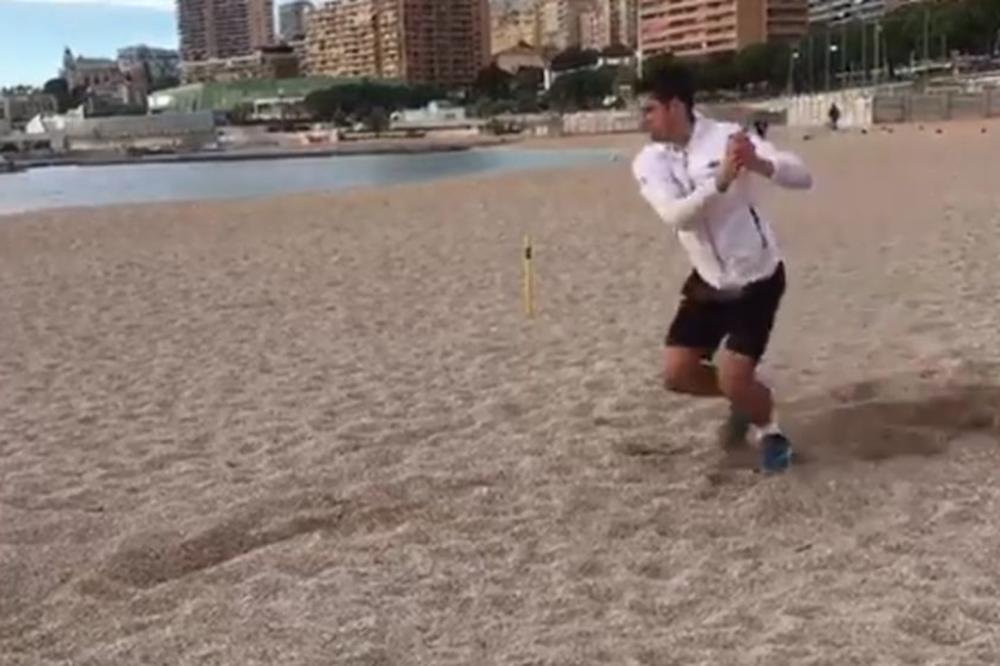 Ako vas je zanimalo kako to Novak uspeva da prokliza i na betonu... Pogledajte šta tek može na pesku! (VIDEO)