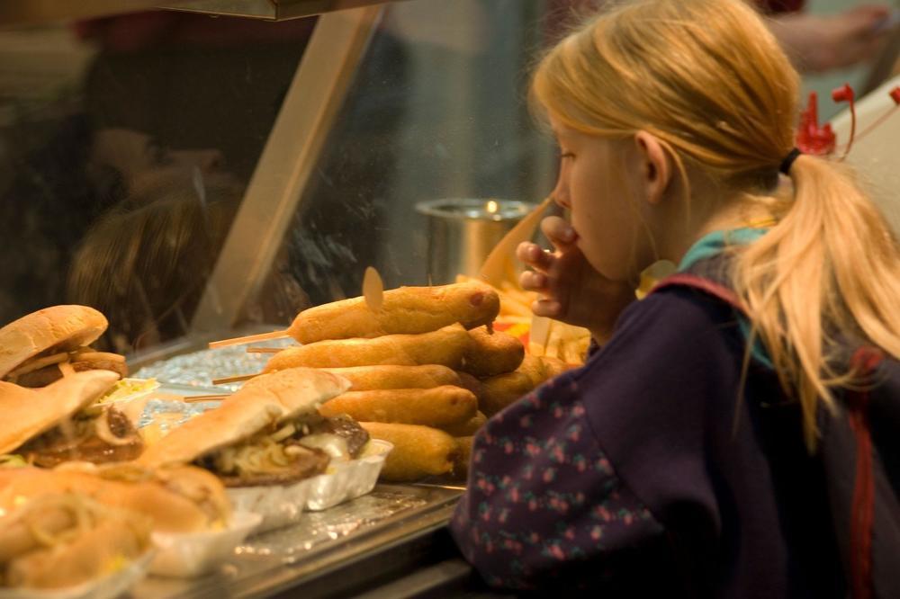 UPOZORENJE SRPSKOG LEKARA: Dajte deci da jedu masnoće, sir, ajvar, beli hleb, bilo šta, SAMO JEDNO NEMOJTE! (FOTO)