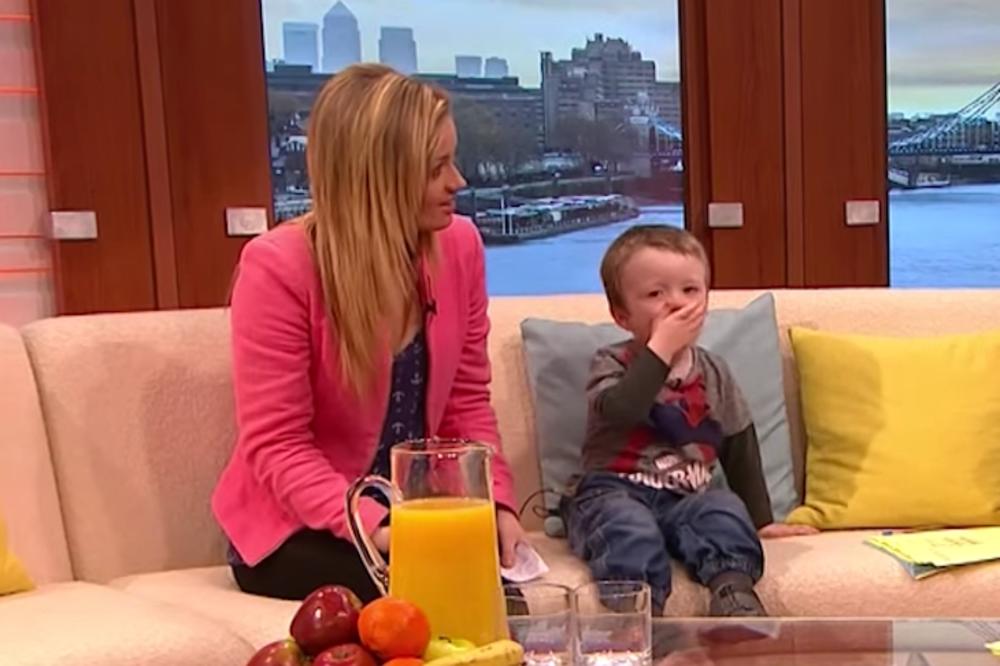 Stranac je čekao da dečak zaspi u vozu, a onda mami dao porukicu o roditeljstvu! (FOTO) (VIDEO)