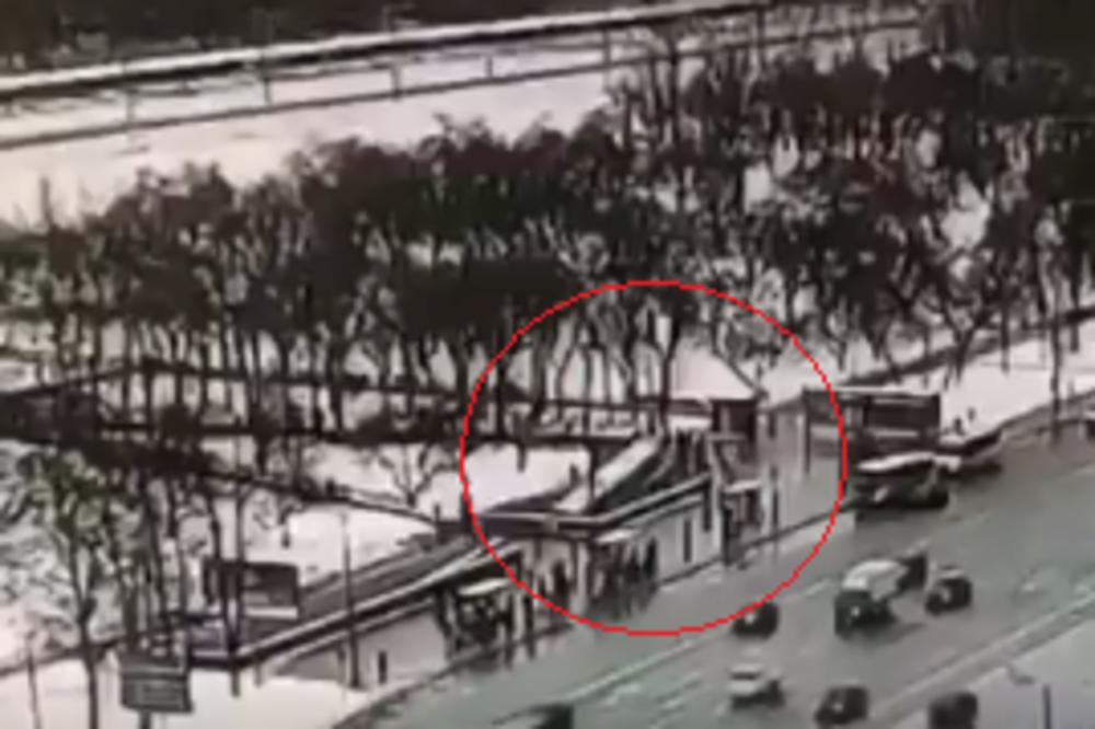 SAMO JE NESTAO: Pogledajte JEZIVI TRENUTAK kada je AUTOBUS uleteo u podzemni prolaz u Moskvi! (VIDEO)