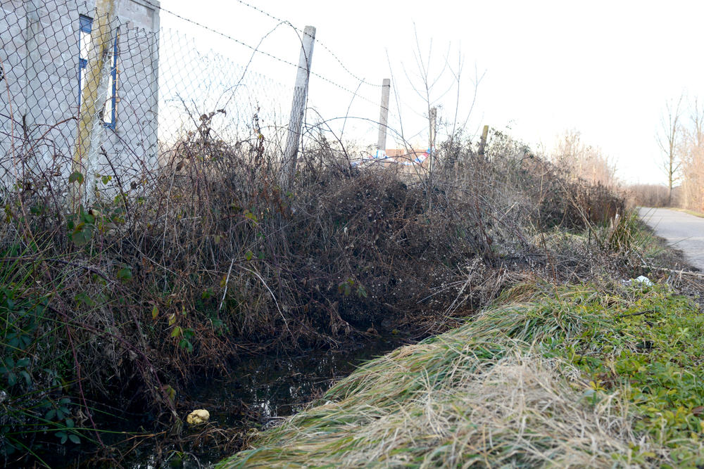 Kanal pored placa na kom je pronađen kancerogeni otpad u selu Vukićevica