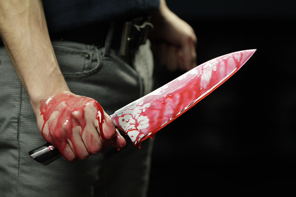 Krvavi noz u ruci 