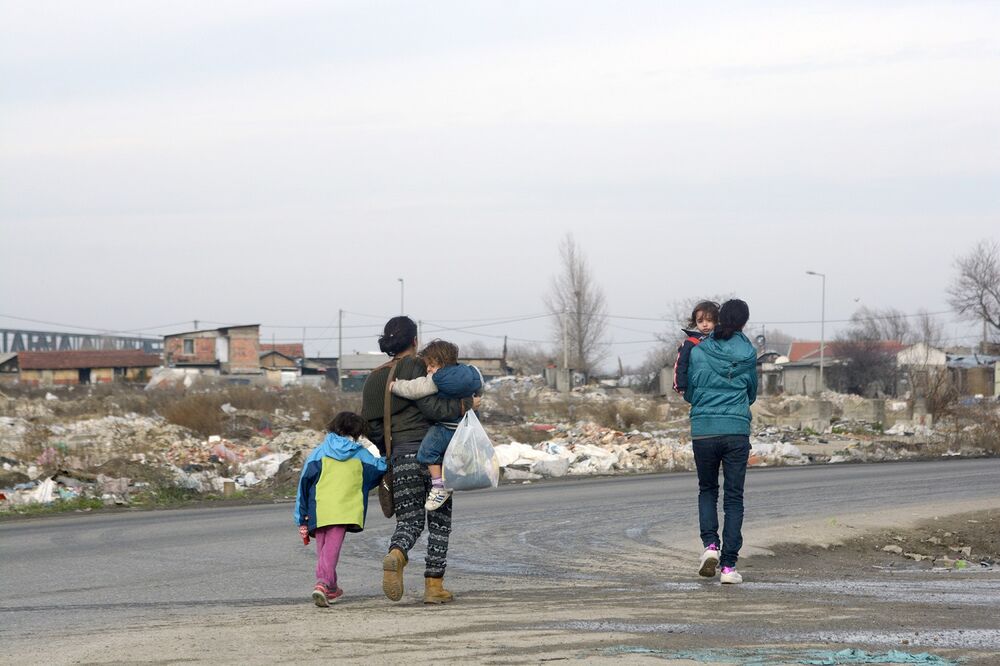 Romi šetaju pored deponije