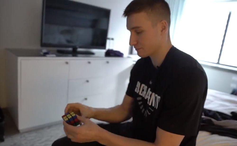 Bogdan Bogdanović pred spavanje rešava Rubikovu kocku