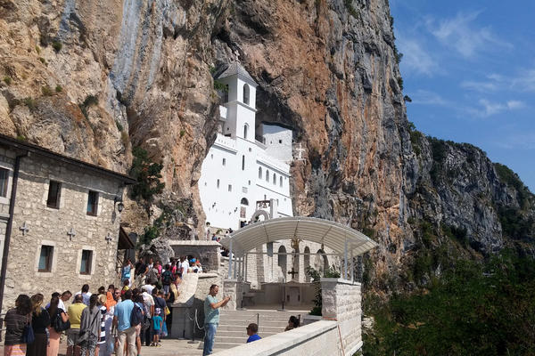 ŽELE DA ODUZMU MANASTIR OSTROG OD SPC: Crnogorci tvrde da svetinja pripada nepriznatoj Crnogorskoj pravoslavnoj crkvi!