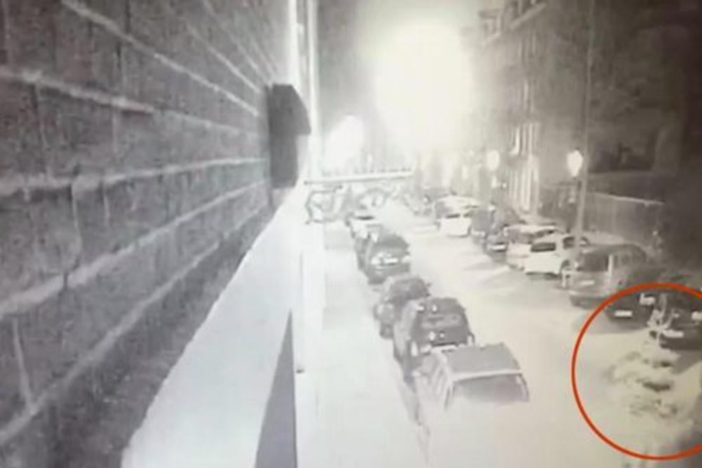 NAJSMEŠNIJA KRAĐA IKAD: Prerušen u NOVOGODIŠNJU JELKU pokušao da obije automobil! (VIDEO)