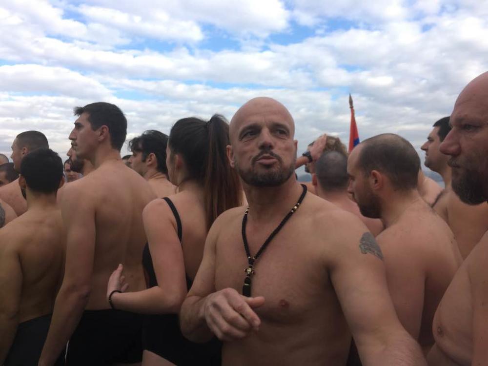 Boban Rajović pliva za časni krst