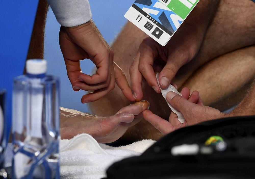 Novaku Đokoviću uz bolove u laktu problem predstavljaju i žuljevi na nogama