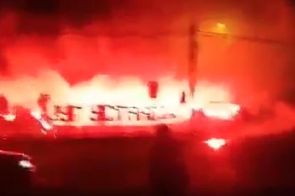 GROBARI ZAPALILI ZEMUNELO: Navijači Partizana došli na trening svog tima i pesmom i bakljadom poželeli sreću fudbalerima! (VIDEO)