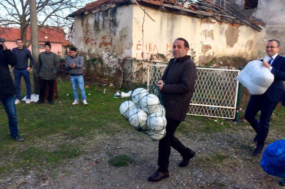 Ljajić poklonio opremu fudbalskim klubovima iz sela kod Beograda